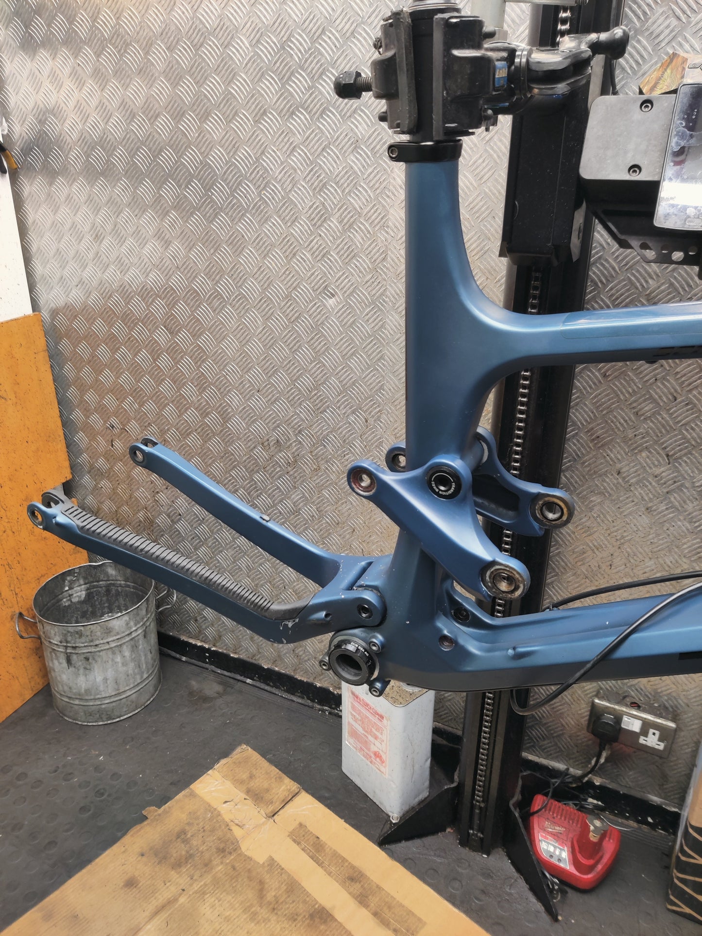 Suspension Pivot Service - Ross Cycles Caterham