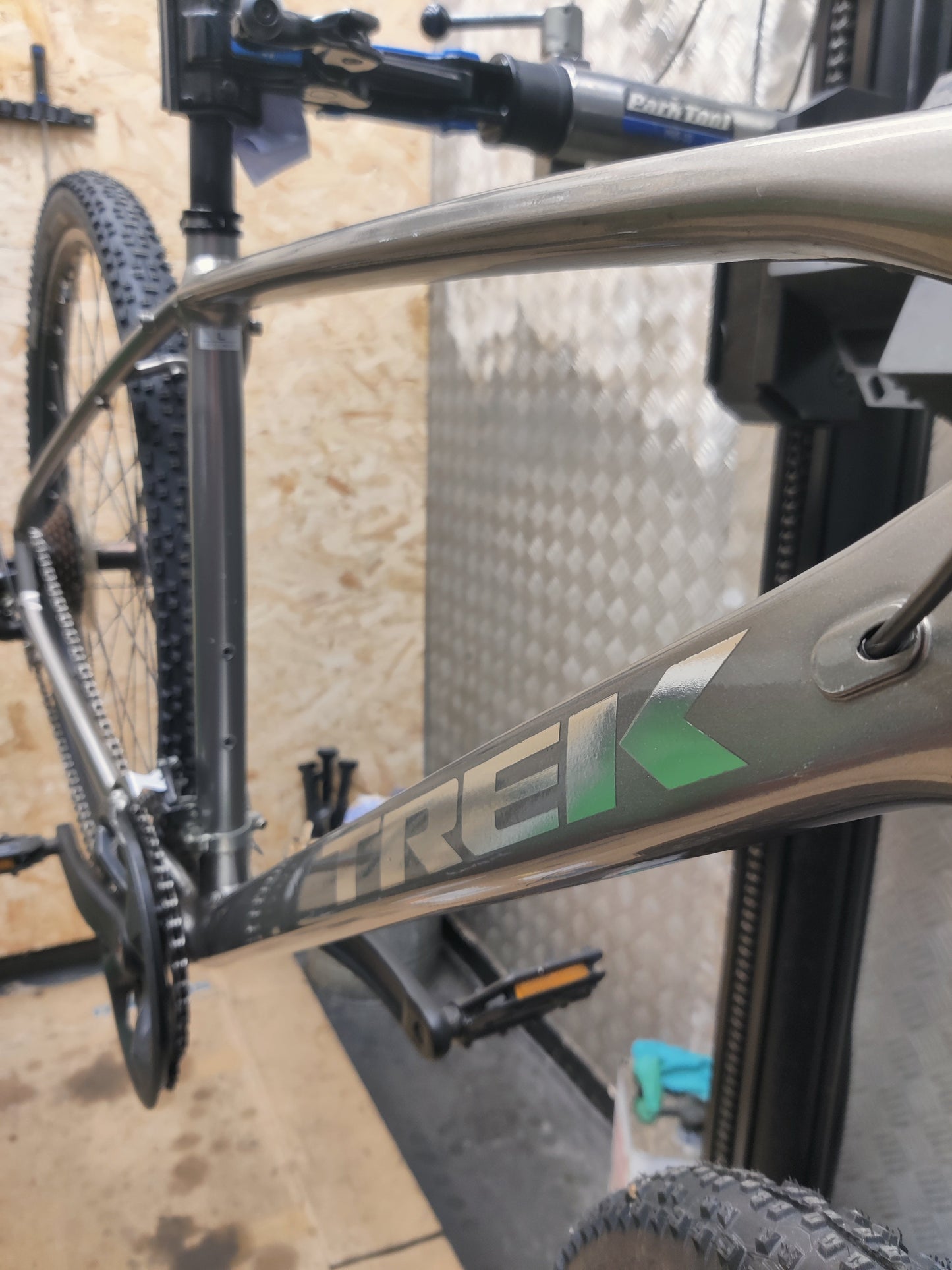 Trek Dual Sport 7 USED BIKE - Ross Cycles - Caterham Bicycle Servicing and Shop