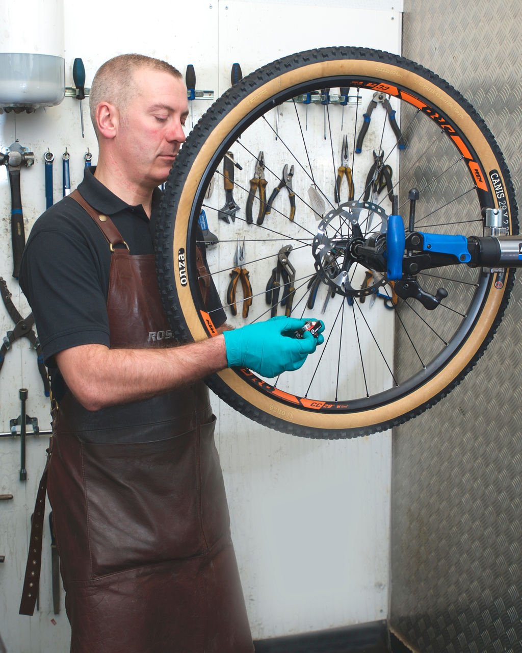 Wheel Truing Changing Spokes On Rear Wheel Smlro Replacing